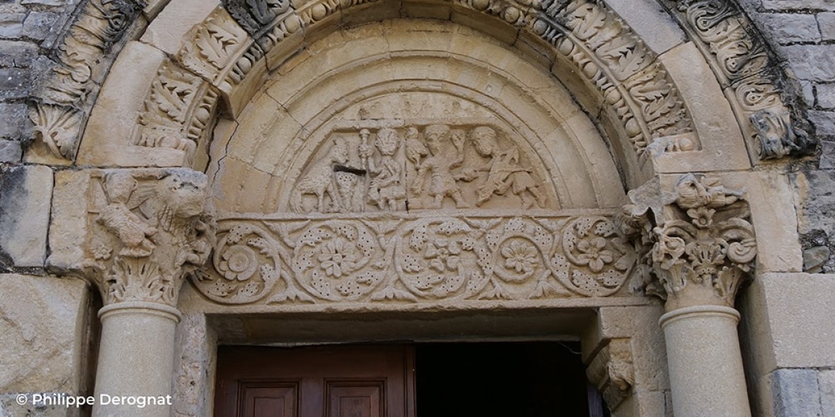 Décoration de l'entrée de Notre-Dame de Beauvert - Sainte-Jalle